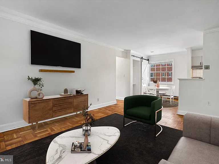 1702 W Abingdon Dr #201 — Photo 3