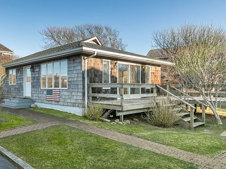 11 Sanger Pl — Photo 1