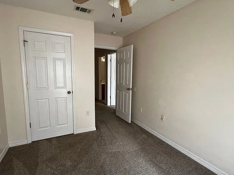 202 Johnson Ct — Photo 2