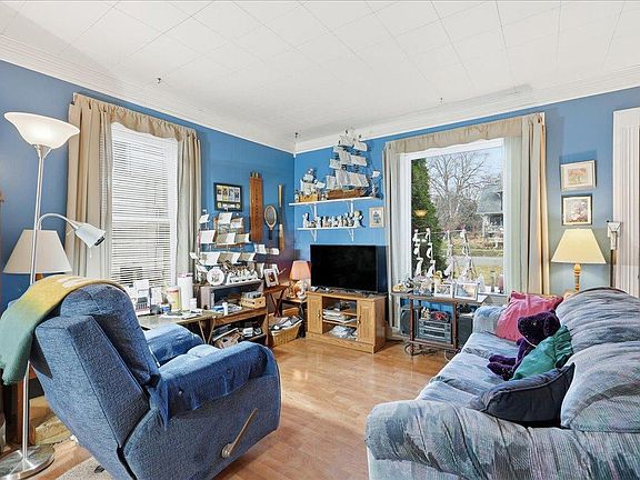 5th image of 641 W Main St