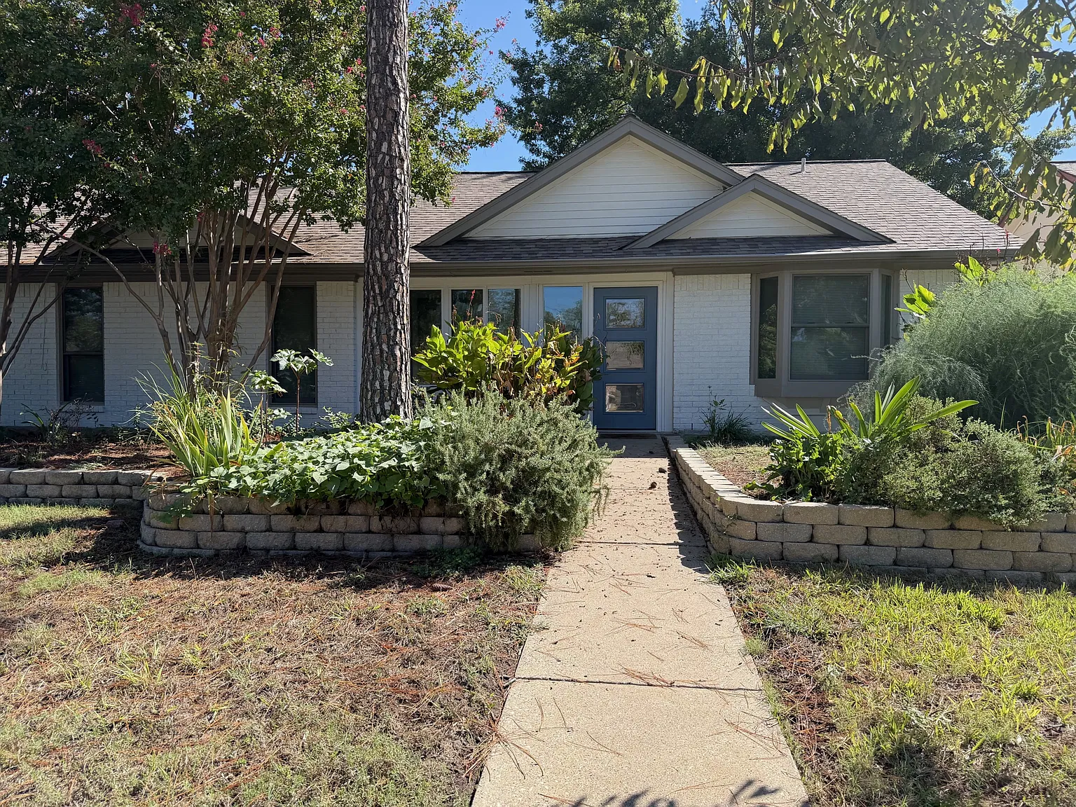 3 bed, 1427 sqft, $2,095 — Photo 1