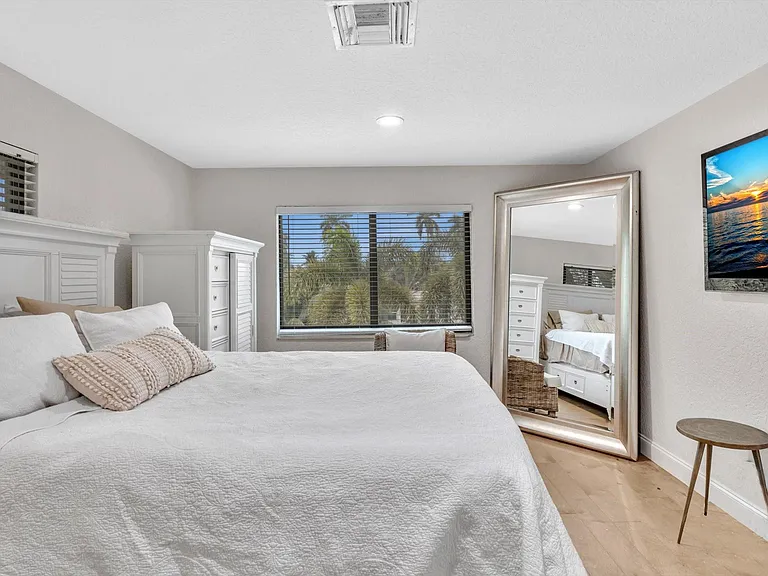 749 SW 2nd St — Photo 47