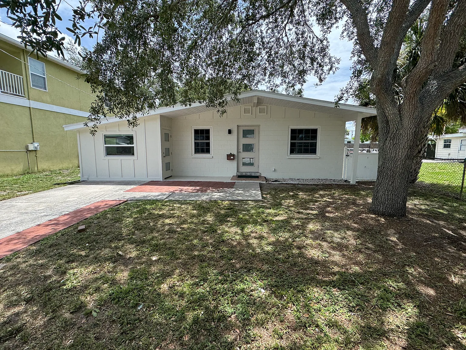 3 bed, 969 sqft, $2,400 — Photo 1