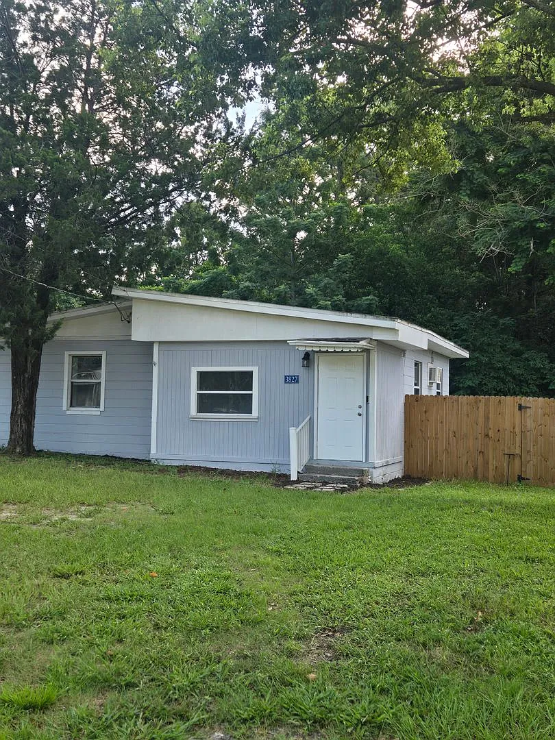 Fully Fenced Home in the Southside of Jacksonville — Photo 1