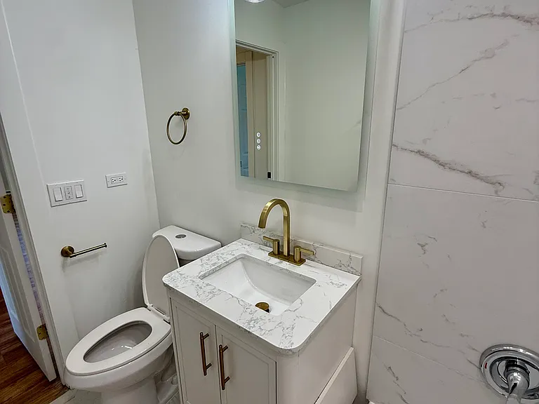 255 E Oak St #10 — Photo 3