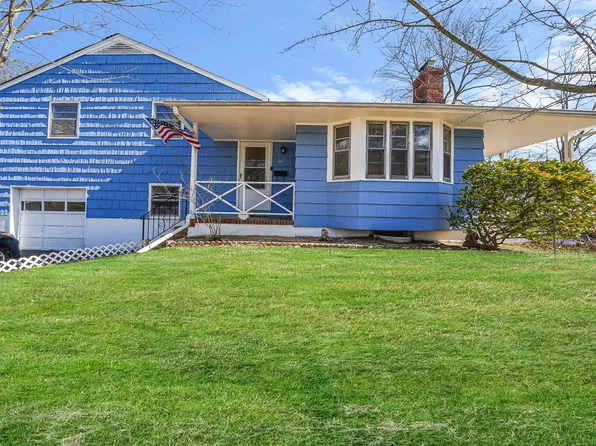 10 Jeanne Place, East Northport, NY 11731