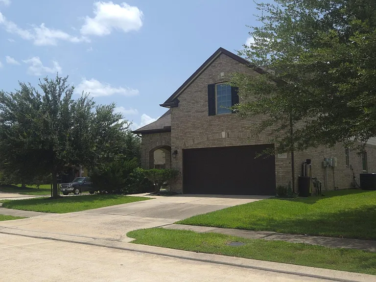 20703 Winghaven Dr — Photo 2