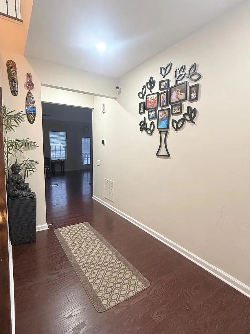 3 bed, 2726 sqft, $3,300 — Photo 2