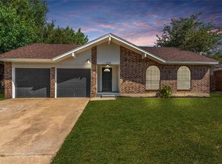 1049 NW 8th St, Moore, OK 73160