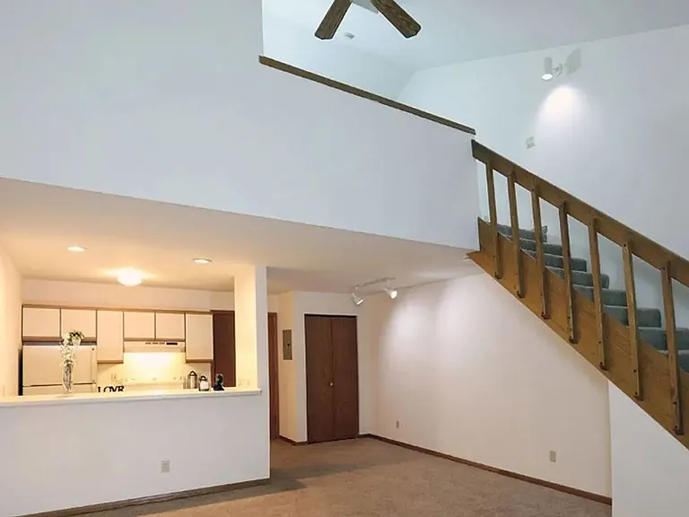 Summit Hill Apartments — Photo 21