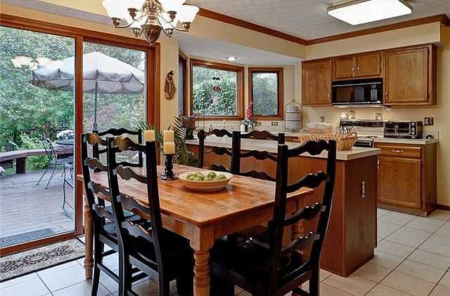  What a kitchen, crown molding, ceramic tile floor, casual dining.