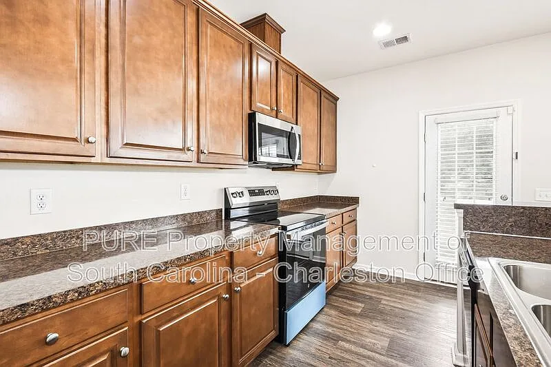 4 bed, 3.0 bath, 2437 sqft, $2,450 — Photo 4