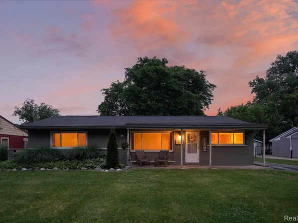2614 Penna Dr, West Bloomfield, MI 48324