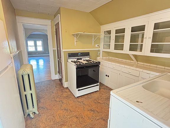 3rd image of 70 Norwalk Ave Floor 2