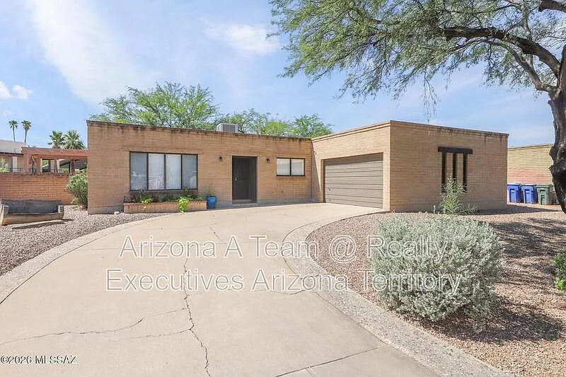 3 bed, 2.0 bath, 1929 sqft, $2,195 — Photo 2