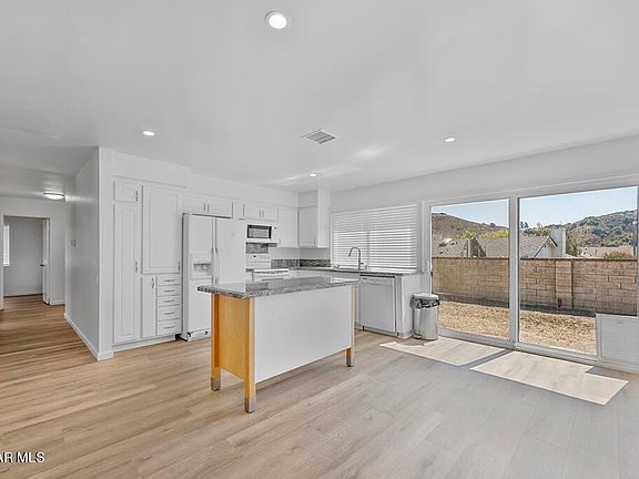 3rd image of 526 W Fargo St