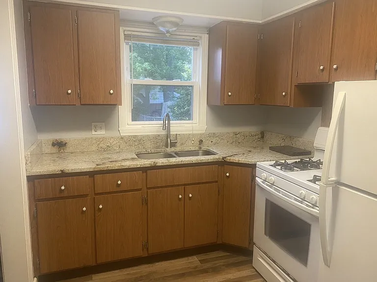 353 Jennings Ave — Photo 4
