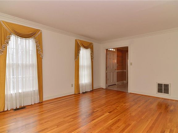 5th image of 109 Barrett Pl