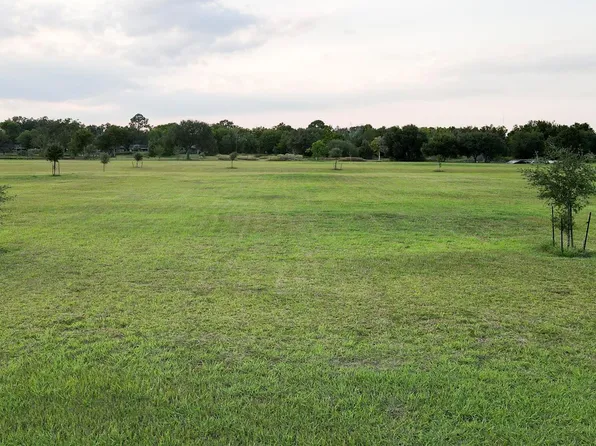 709 Earl St, El Campo, TX 77437