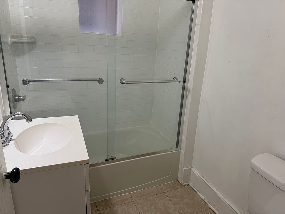 Bathroom / 3029 Ellwood Apt B