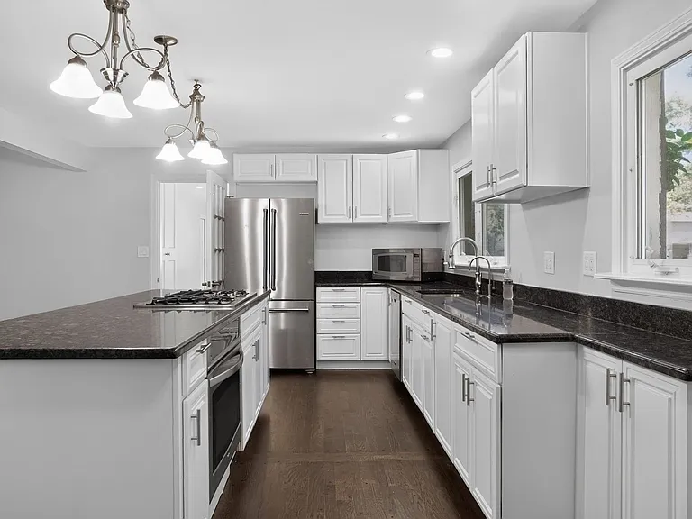 1702 N Beech Rd — Photo 15