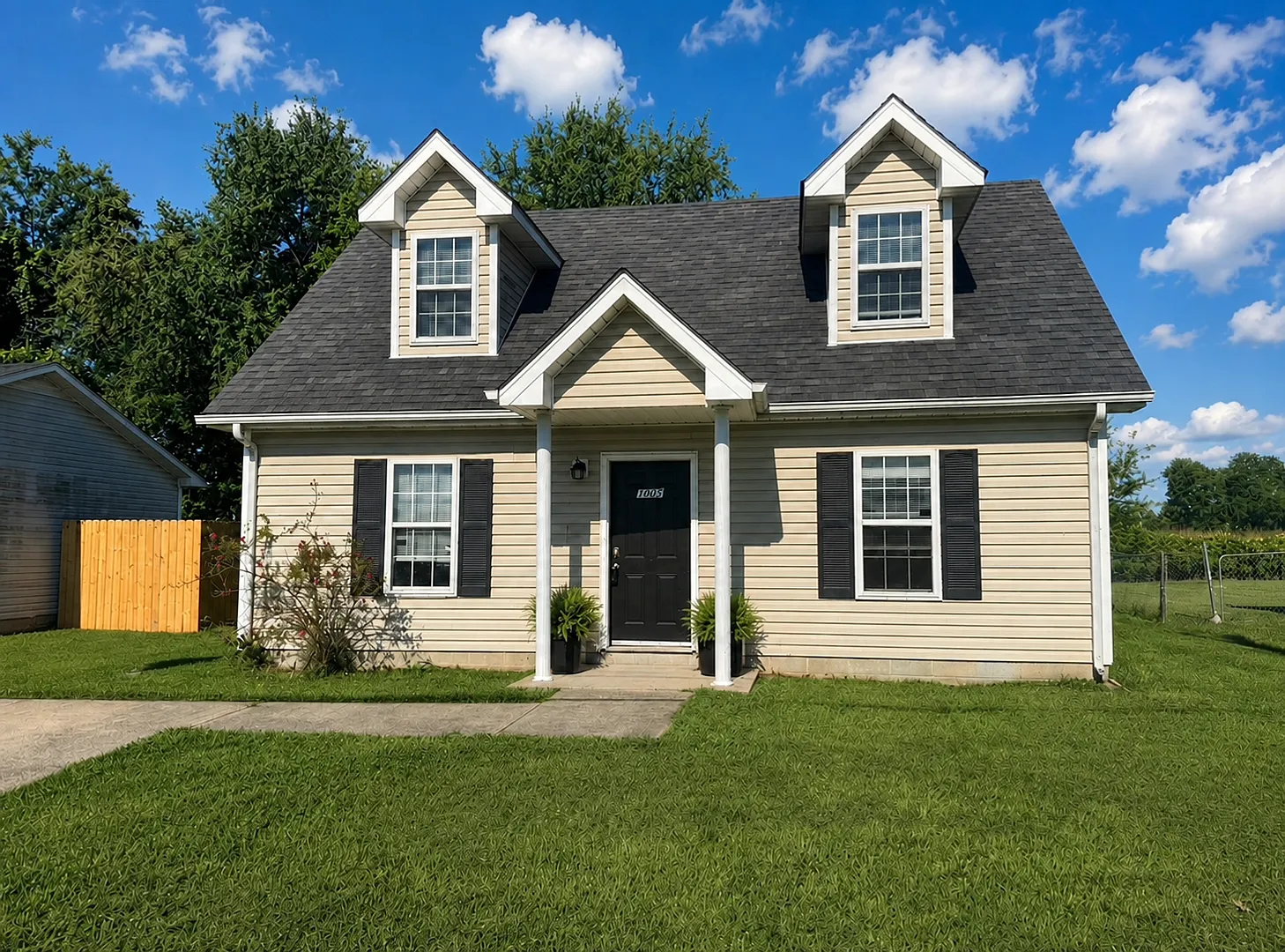 Just listed with upstairs bedrooms! — Photo 1