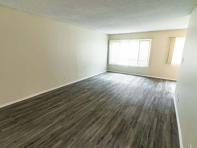 245 South Serrano Ave — Photo 52