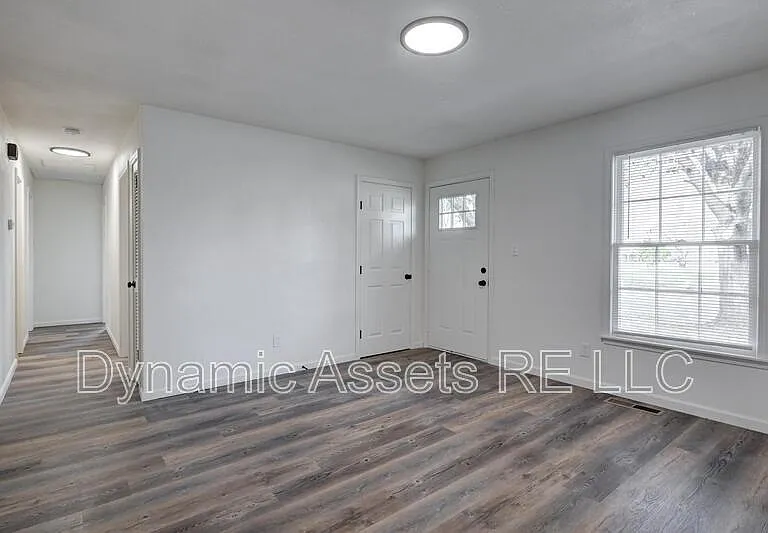 204 E 24th St — Photo 15