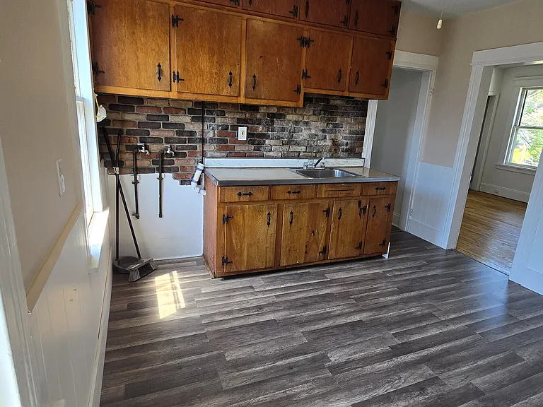 985 Huntington Rd — Photo 3