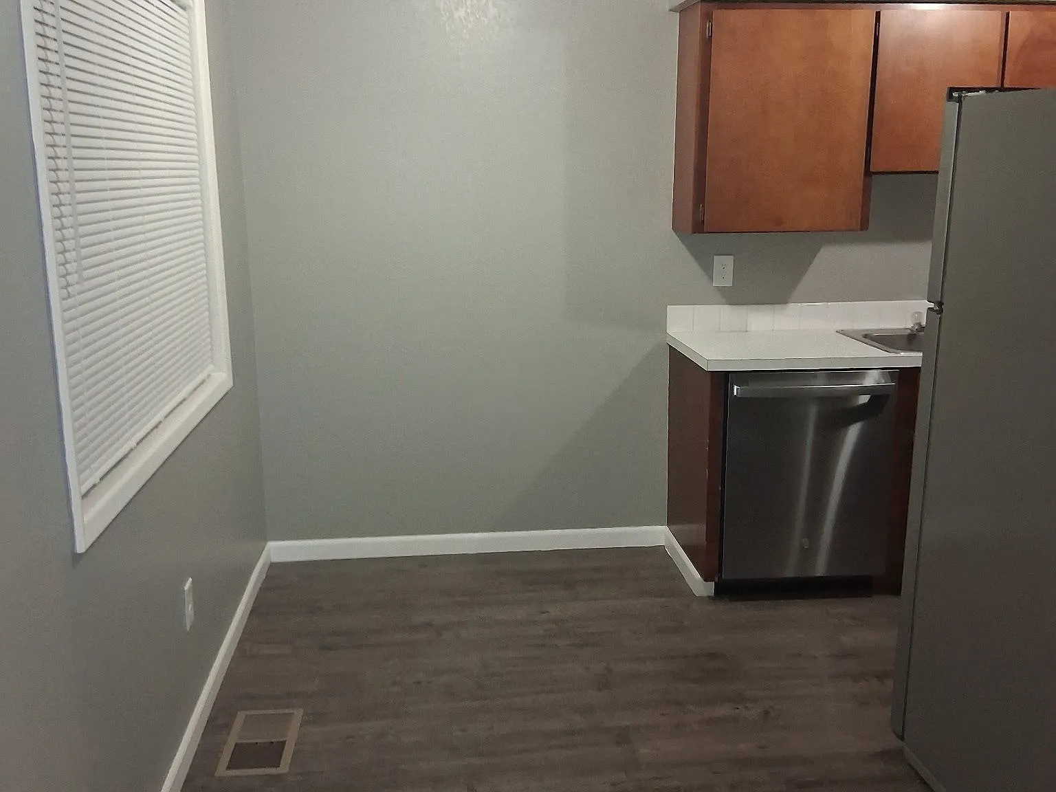 Clean and convenient apartment located in a duplex in a tranquil neighborhood in Deer Park. — Photo 4