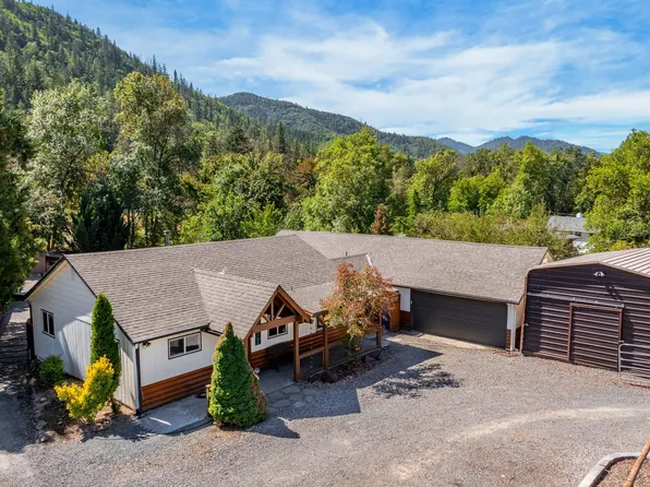 1360 Burbridge Dr, Rogue River, OR 97537