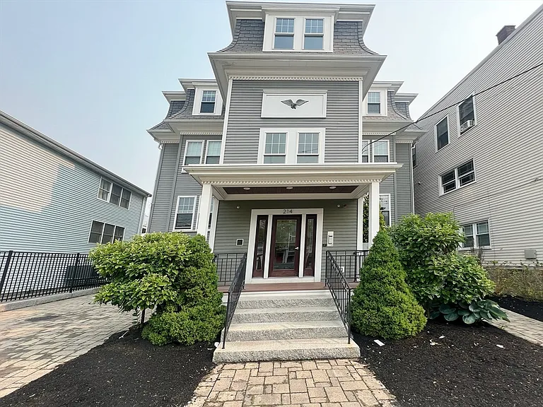214 E Eagle St #6 — Photo 2
