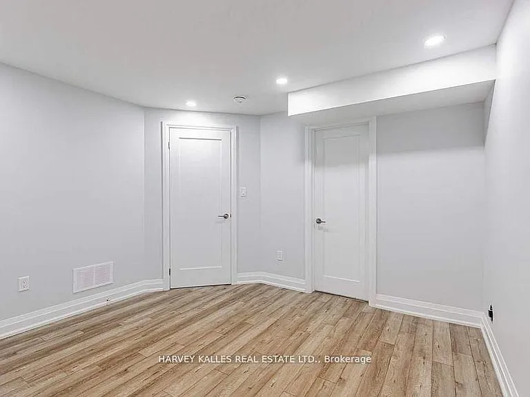 987 Avenue Rd #LOWER — Photo 11