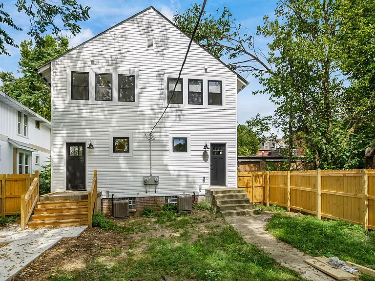 1671 Oak St — Photo 41