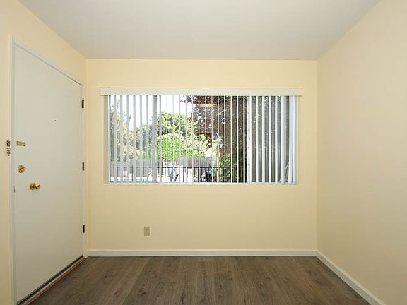 4th image of 242 Hawthorne Ave