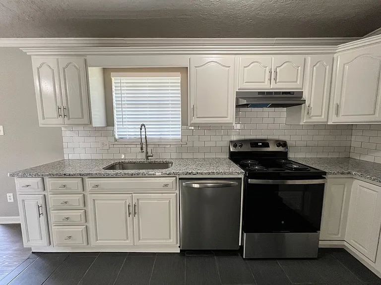 6408 NW Oak Ave — Photo 3