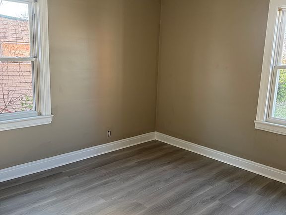 4th image of 1522 Larchmont Ave