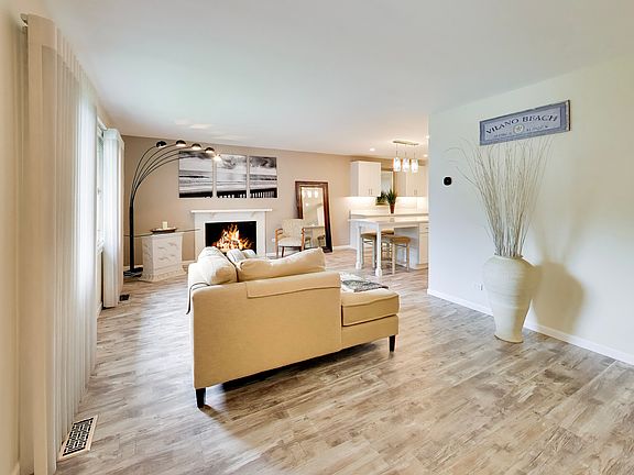 2nd image of 104 Lilac Ct
