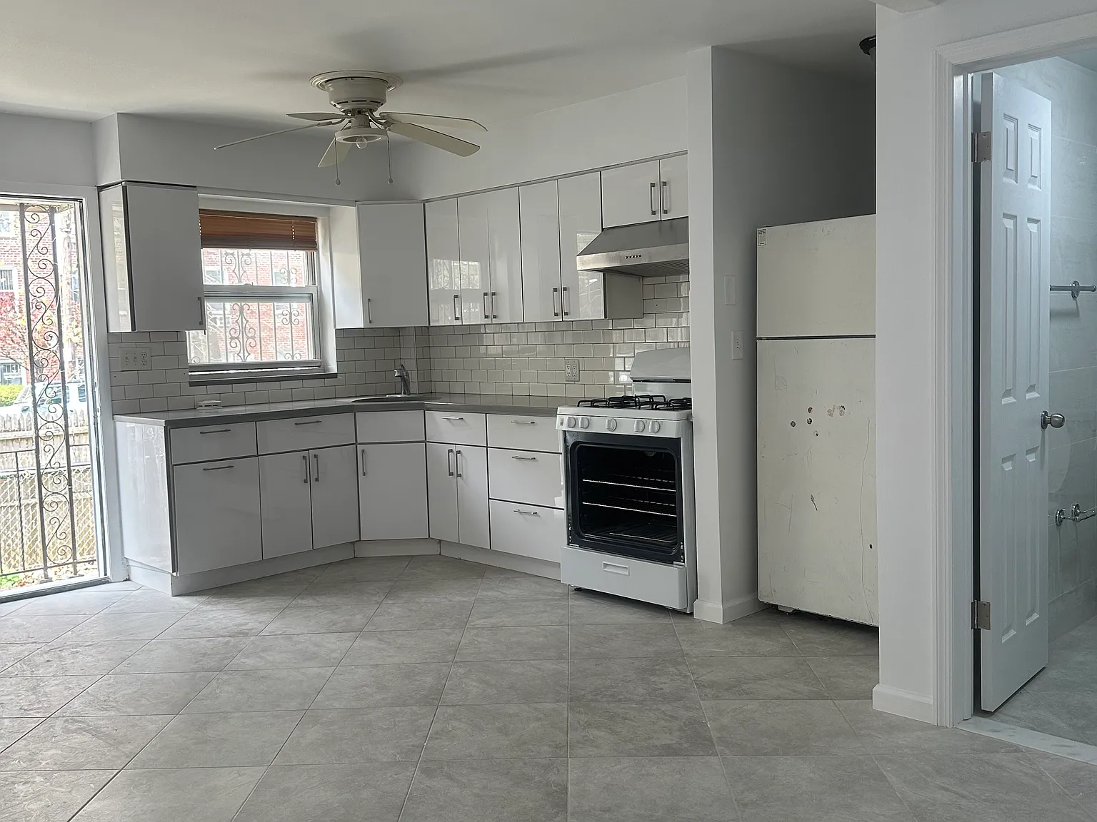 2 bed, 850 sqft, $2,600 — Photo 2