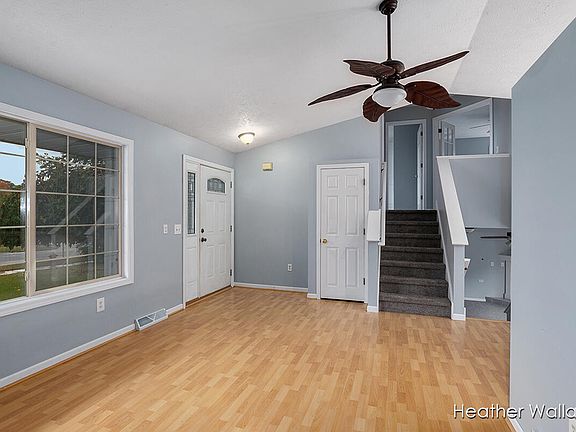 5th image of 589 Sunbrook St SE