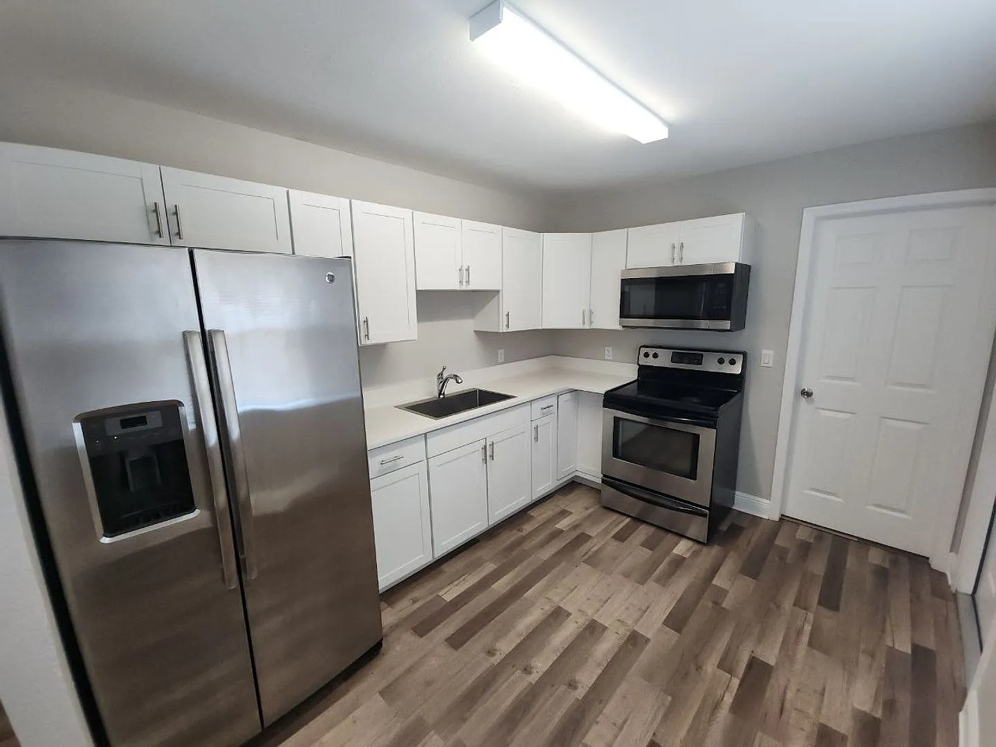New Remodeled - 3 Bedroom 2 Bath Duplex - 2 Assigned Parking Spaces — Photo 2