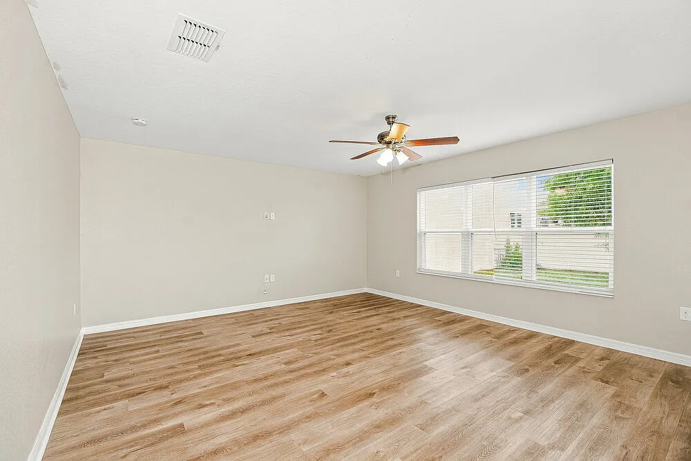 4 bed, 2.0 bath, 1894 sqft, $2,340 — Photo 3