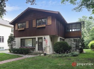 129 Iroquois Dr, Clarendon Hills, IL