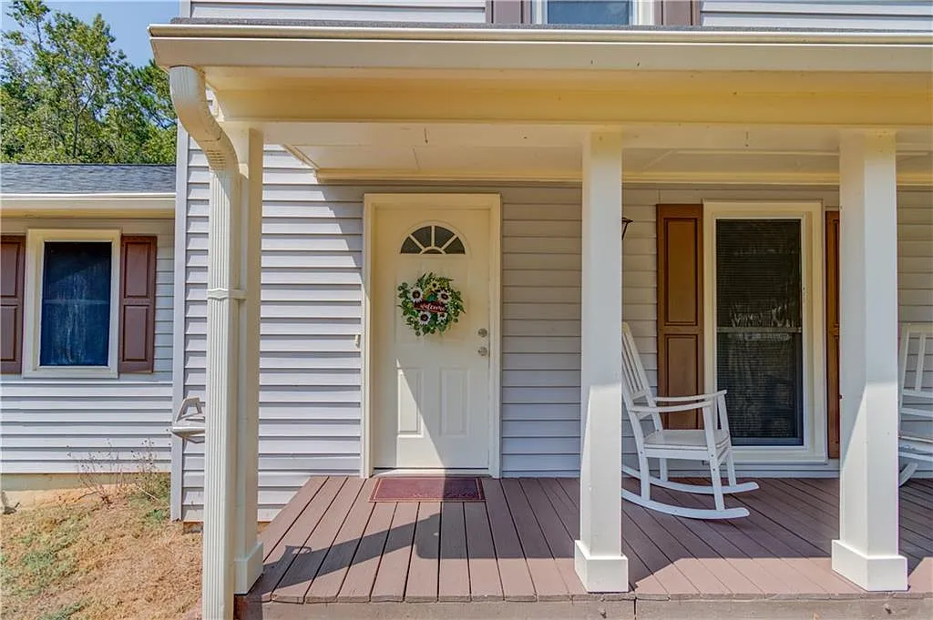 3 bed, 2.0 bath, 1677 sqft, $2,200 — Photo 2