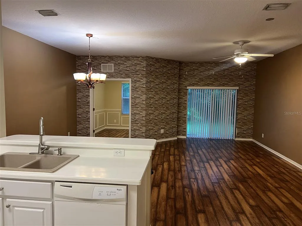 3 bed, 2.5 bath, 1846 sqft, $2,200 — Photo 4