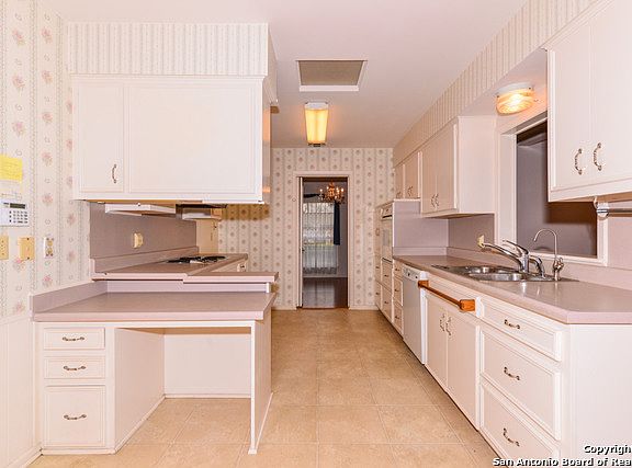 5th image of 610 Candleglo Dr