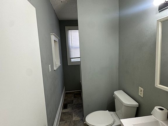 4th image of 816 Queen Ave N #1