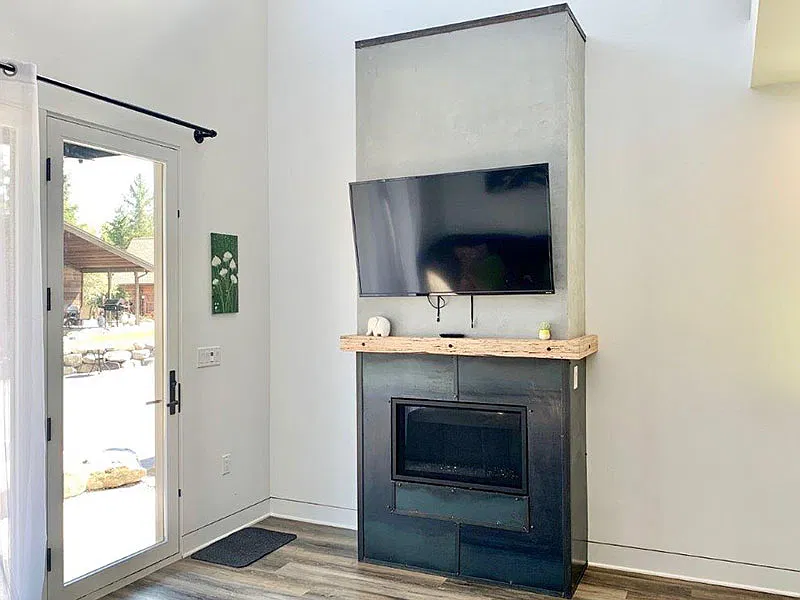 1331 Nelson Ln — Photo 3