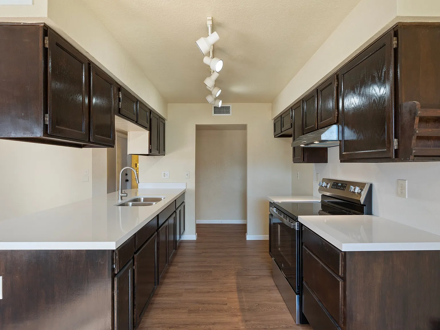 3 bed, 1400 sqft, $2,000 — Photo 3