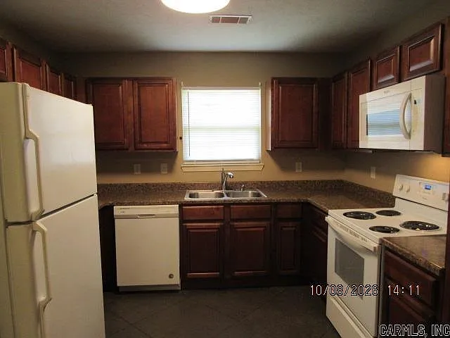 3 bed, 2.0 bath, 1060 sqft, $1,300 — Photo 4